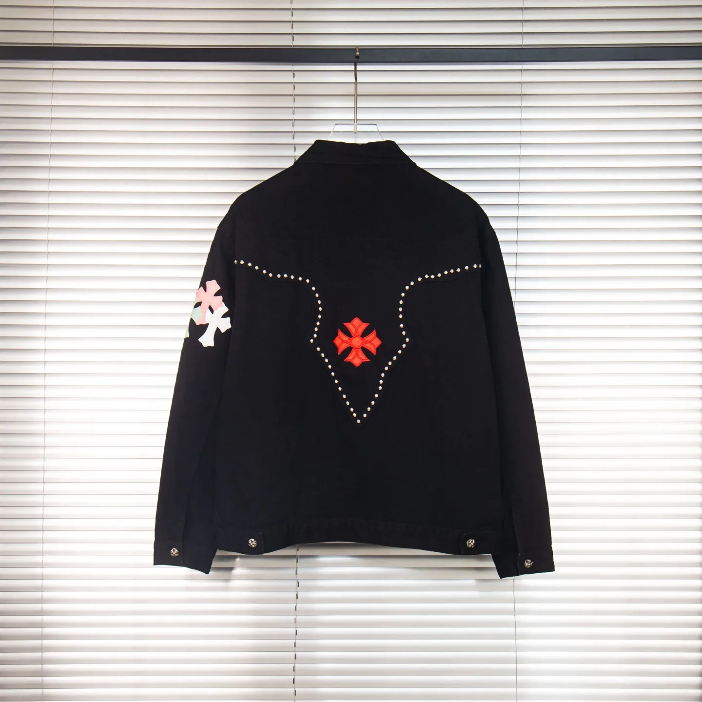 P280 Chrome Hearts Chrome Hearts heavy-duty denim jacket with rivets and multiple farts. The same model as the Internet celebrity star. The cross-printed denim jacket has a unique cross design element and is full of design. It is made of 100% denim cotton fabric with heavy coarse yarn count, which ensures a stiff and tough silhouette while being soft, comfortable and breathable. The lapel is designed with silver buttons and is full of texture. The classic white cross logo is all over the dress, making it a perfect versatile style for spring and summer! The original loose version is made of high-quality pure cotton fabrics. The fabric pattern is high-definition and delicate without burrs. It is comfortable and breathable to wear. All the buttons are molded and customized. It is casual and fashionable and can be matched with any bottoms. It can be windproof and sunproof in spring and summer. It can be worn outside in autumn and winter! Easily concave shape makes you look slimmer and taller, perfect for both men and women! Style number: 1764# Color: Black Size: S M L XL
